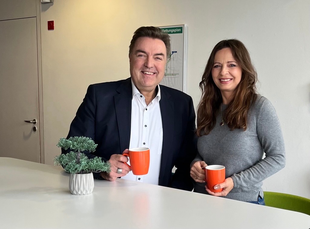 Frank Roth mit Ariane Lindemann im Gespräch (Die Bildrechte liegen bei dem Verfasser der Mitteilung.)