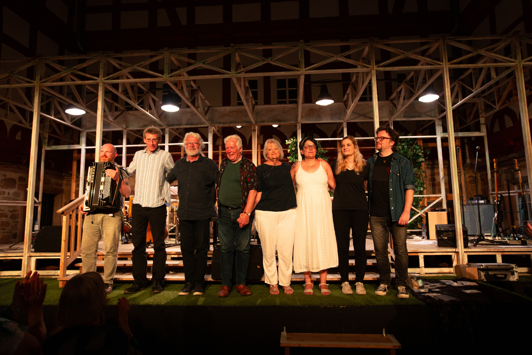 Das gefeierte Ensemble bei der Premiere der„Nacht der Songwriter“im Jahr 2024 auf Schloss Eichhof (Die Bildrechte liegen bei dem Verfasser der Mitteilung.)