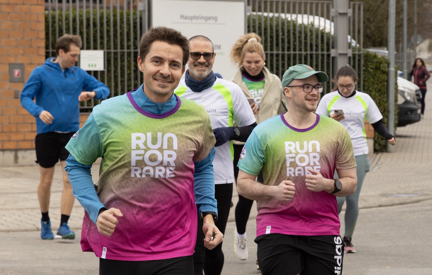 Vom Büro in die Natur: InfectoPharm-Mitarbeitende beim Spendenlauf zum Tag der seltenen Erkrankungen (Die Bildrechte liegen bei dem Verfasser der Mitteilung.)