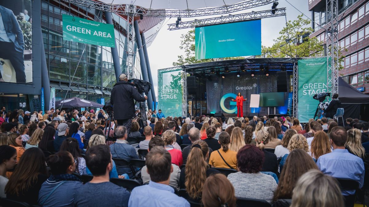 Keynote Speakerin Beate Glöser auf der Greator Bühne (© Beate Glöser)