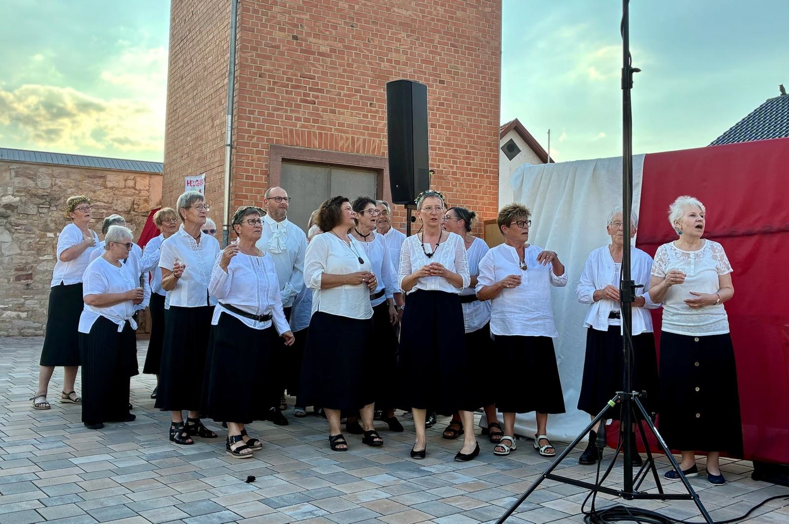 Die Chorgemeinschaft Bornheim-Lonsheim bei der Aufführung des Jedermann zur 1250-Jahrfeier Lonsheim. (Bildquelle: M. Barth)