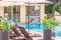 Entspannen am Außenpool bei Sonnenschein 