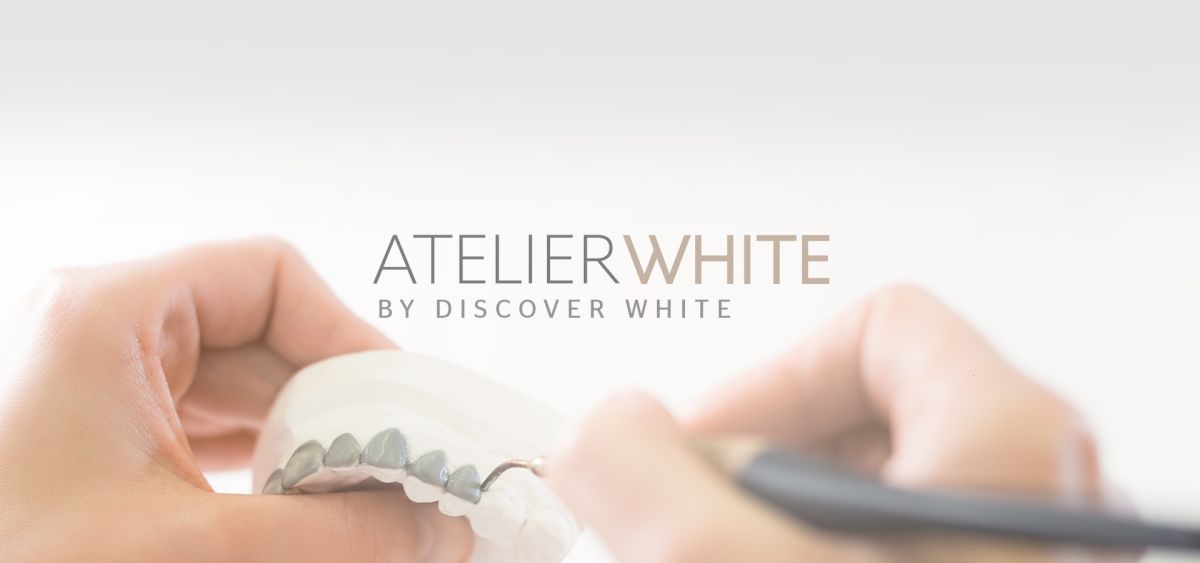 Meisterliche Handarbeit: Im Atelier White wird jedes Veneer zum Unikat geformt. (© Discover White)