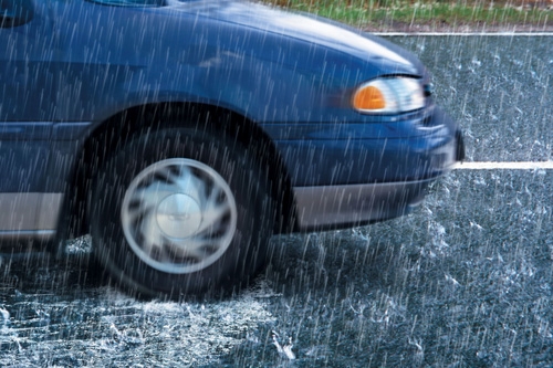 Wolkenbruch und Aquaplaning: Was Autofahrern droht Wolkenbruch und Aquaplaning: Was Autofahrern droht