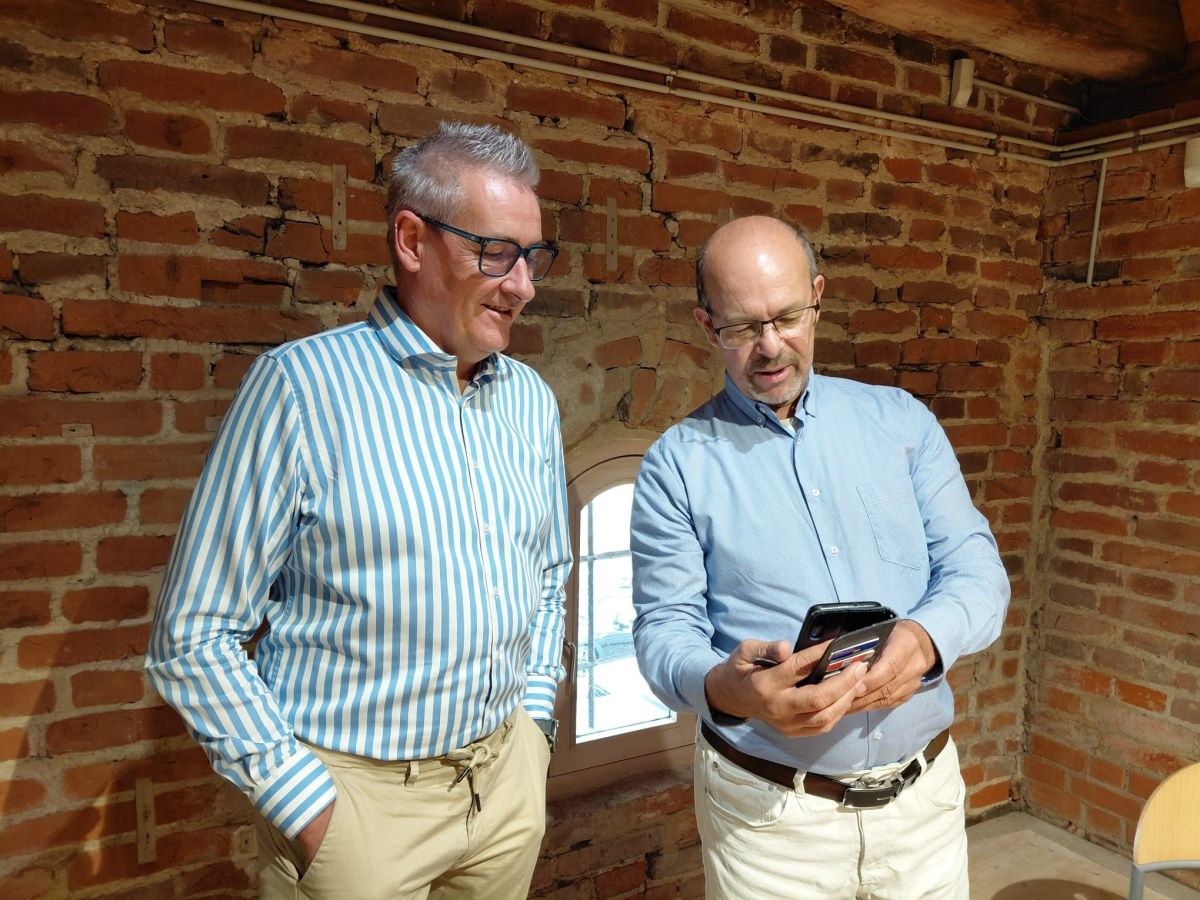 Stefan Maierhofer (li.) im Gespräch mit Alexander Sedlmair im Gotischen Kasten (© eigen)