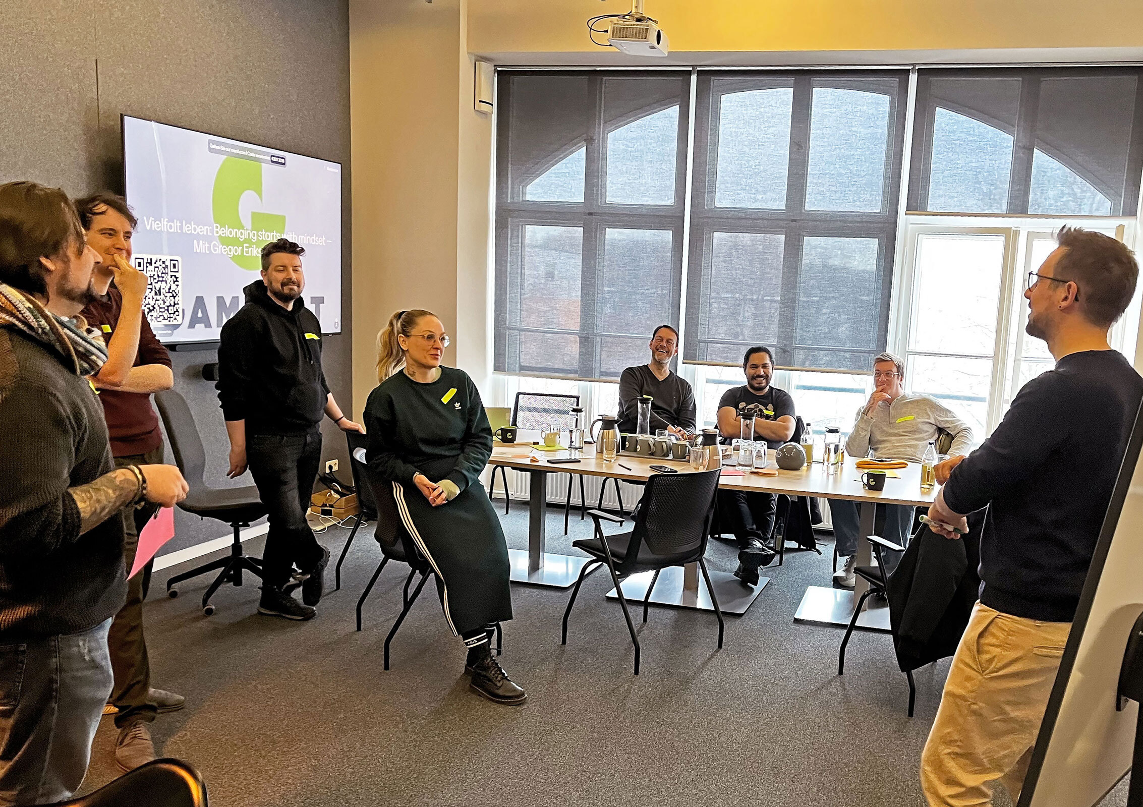 Mitarbeitende von GAMOMAT im Rahmen des GAMOcademy-Onboardings mit Dr. Gregor Eriksen (rechts) (Die Bildrechte liegen bei dem Verfasser der Mitteilung.)