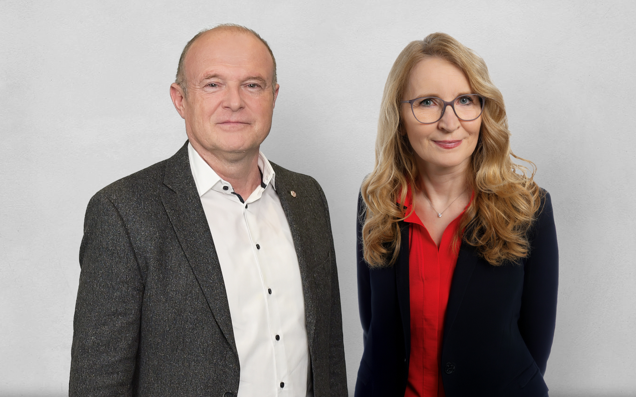 Dr. Lothar Kruska (Seegene Germany, links) und Dr. Petra Rehberger (GFE, rechts) (Die Bildrechte liegen bei dem Verfasser der Mitteilung.)