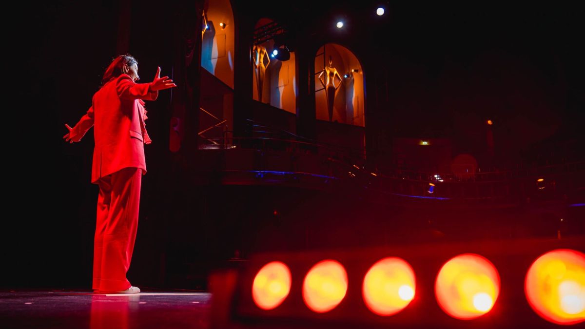 Vortragsrednerin Beate Glöser auf der Bühne (© Beate Glöser)