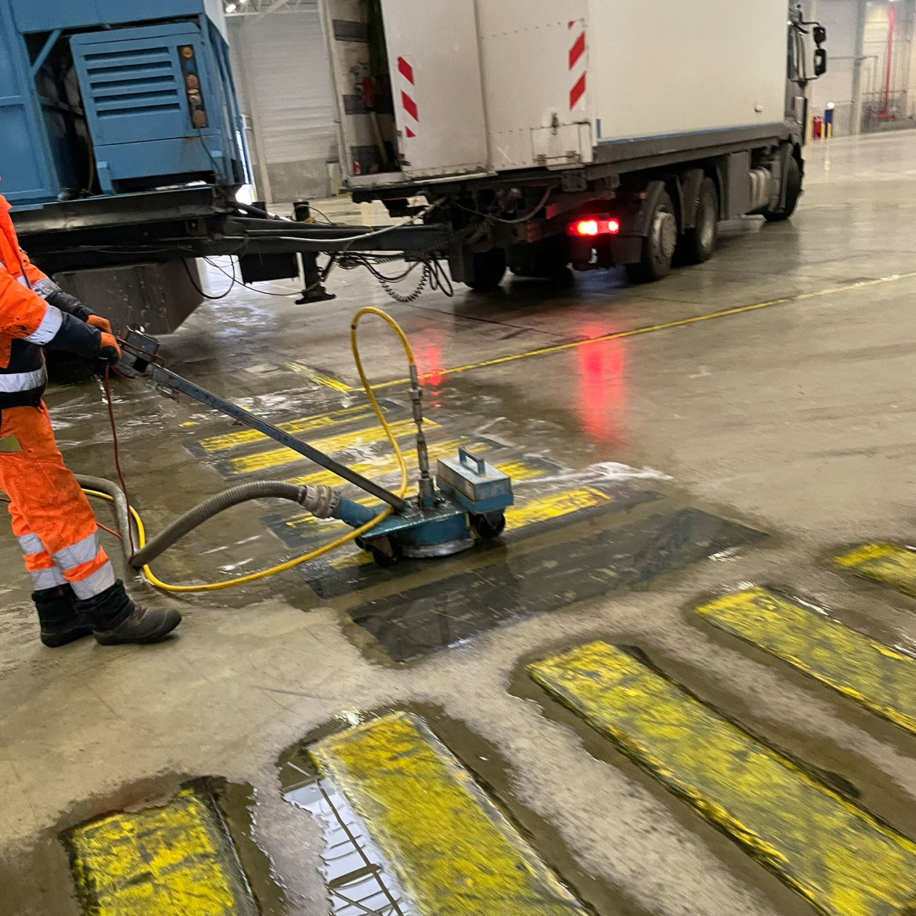 Demarkierung von Linienmarkierung mittels Hochdruck-Wasserstrahltechnik (Die Bildrechte liegen bei dem Verfasser der Mitteilung.)