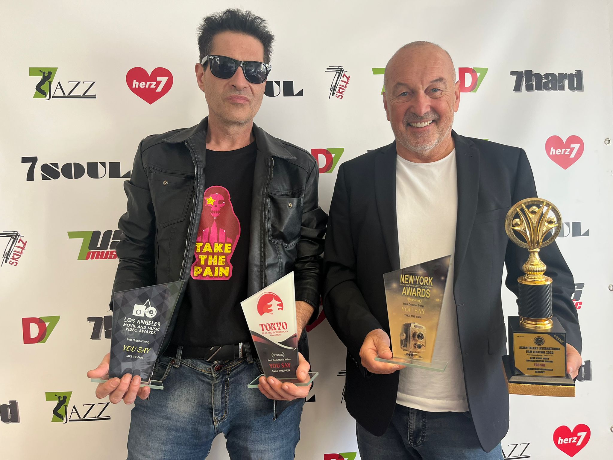 Freuen sich über vier Awards: Tommy Stark a.k.a Take The Pain und Hans Derer, CEO der 7us Media Group und Inhaber von Garden