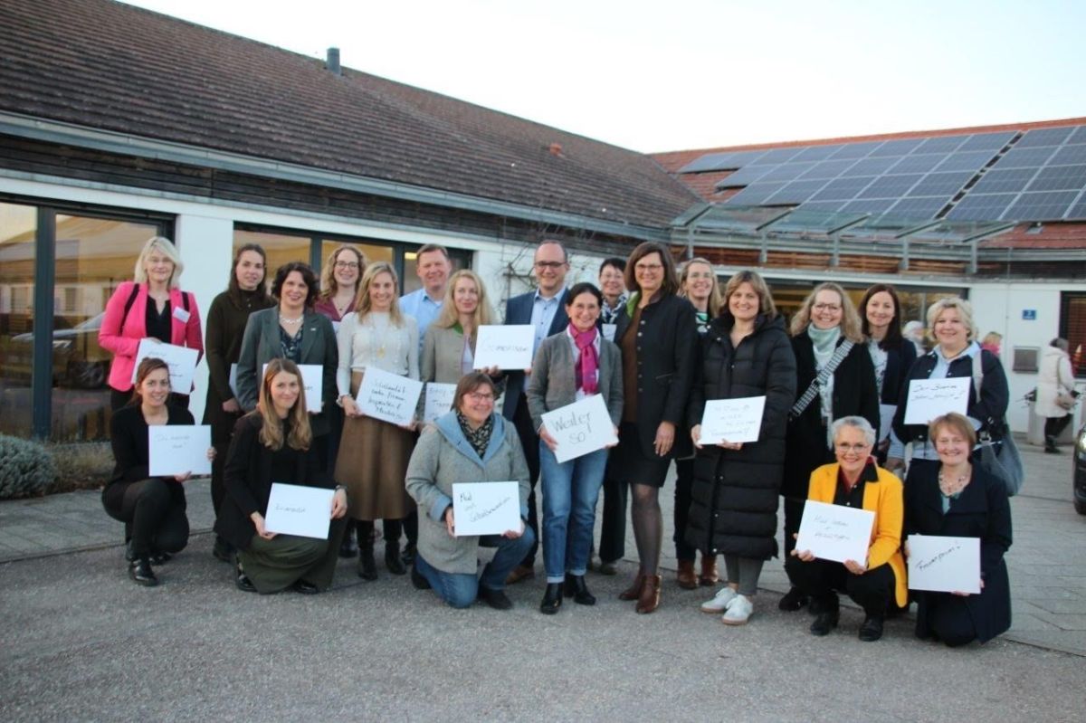 Inge Aigner (LTPS 1R. 4.von re.),  Manuel Westphal (LRat. WGG ), Imke Götz (1R. 2. von re.) (© Foto: Amadeus Meyer)