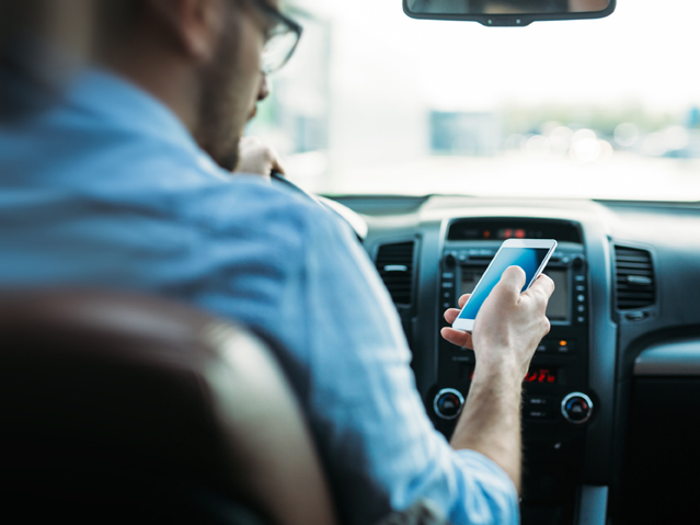 Die Handynutzung am Steuer regelt das Gesetz eindeutig. (Bildquelle: ERGO Group/Canva)