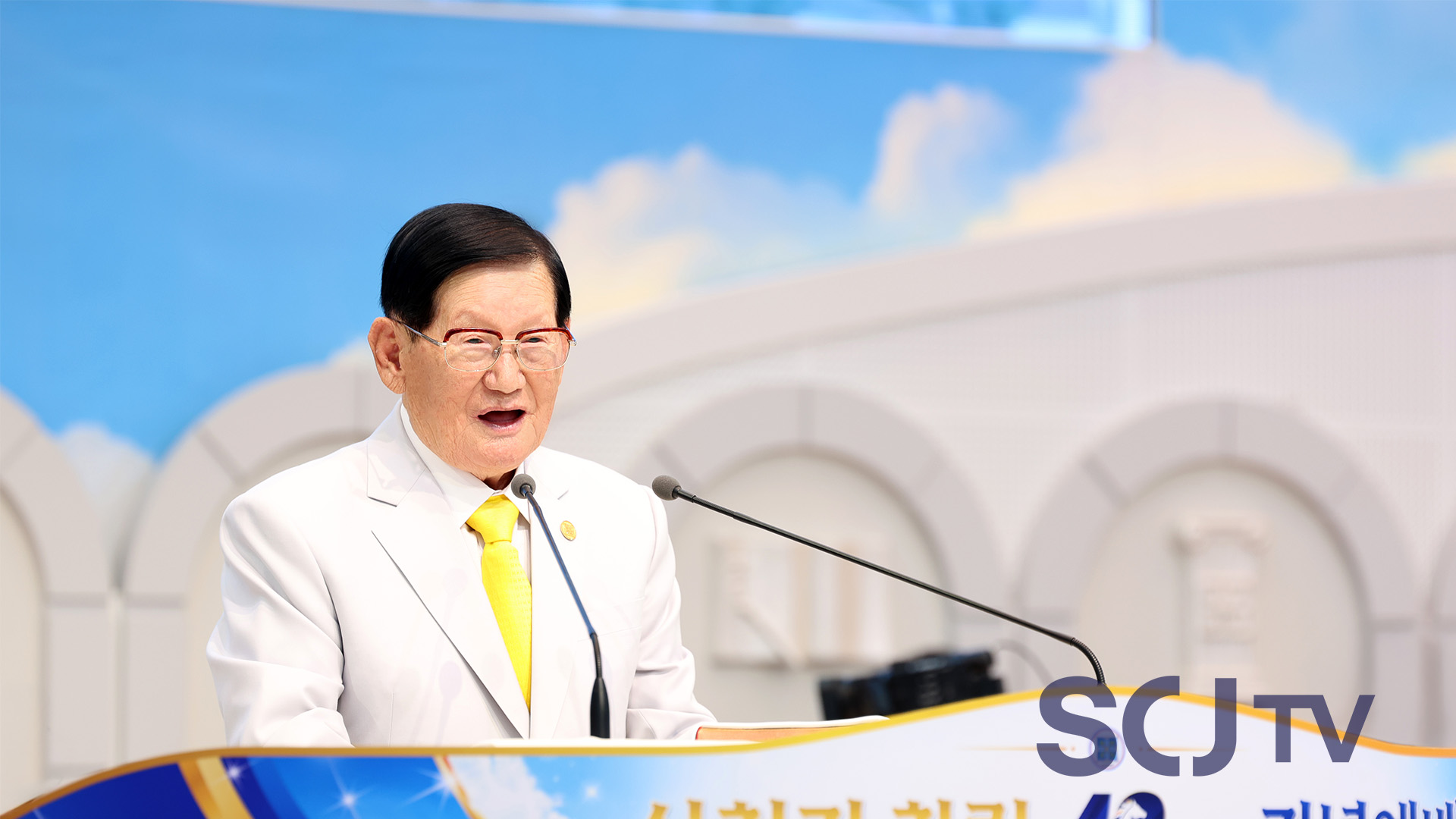 Der Vorsitzende Lee Man-hee hält eine Ansprache beim Festgottesdienst zum 42. Gründungsjubiläum (Die Bildrechte liegen bei dem Verfasser der Mitteilung.)