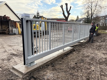 Schiebetor ST-live bei der Montage (Die Bildrechte liegen bei dem Verfasser der Mitteilung.)