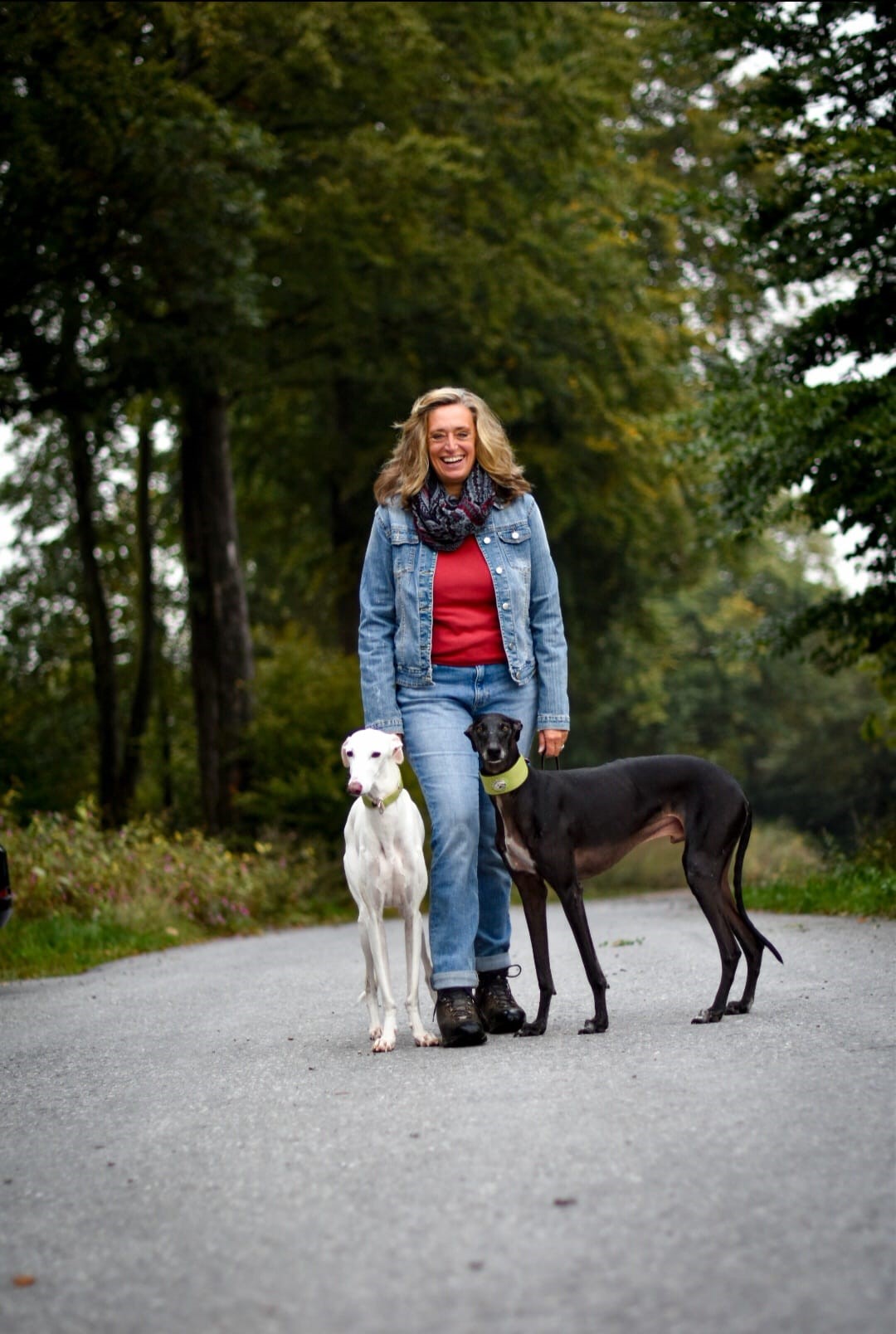 Hundetrainerin Ilona Linder mit Ihrem Galgos Edward und Saverio (Die Bildrechte liegen bei dem Verfasser der Mitteilung.)