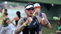 Beim Marathon nehmen die Athleten konzentriert Kohlenhydrate zu sich. Foto: Uli Planz. www.ulip.eu Beim Marathon nehmen die Athleten konzentriert Kohlenhydrate zu sich. Foto: Uli Planz. www.ulip.eu