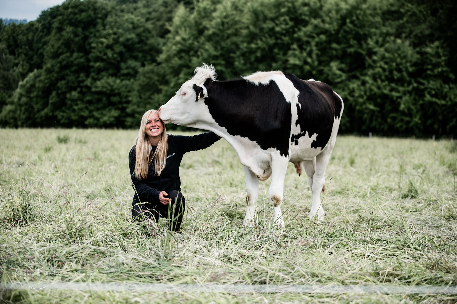 Die Betreiberin vom Lebenshof Schokuhminza steht mit einem Rind auf der Weide: Die ANINOVA-Stiftung hat den Lebenshof gefördert.