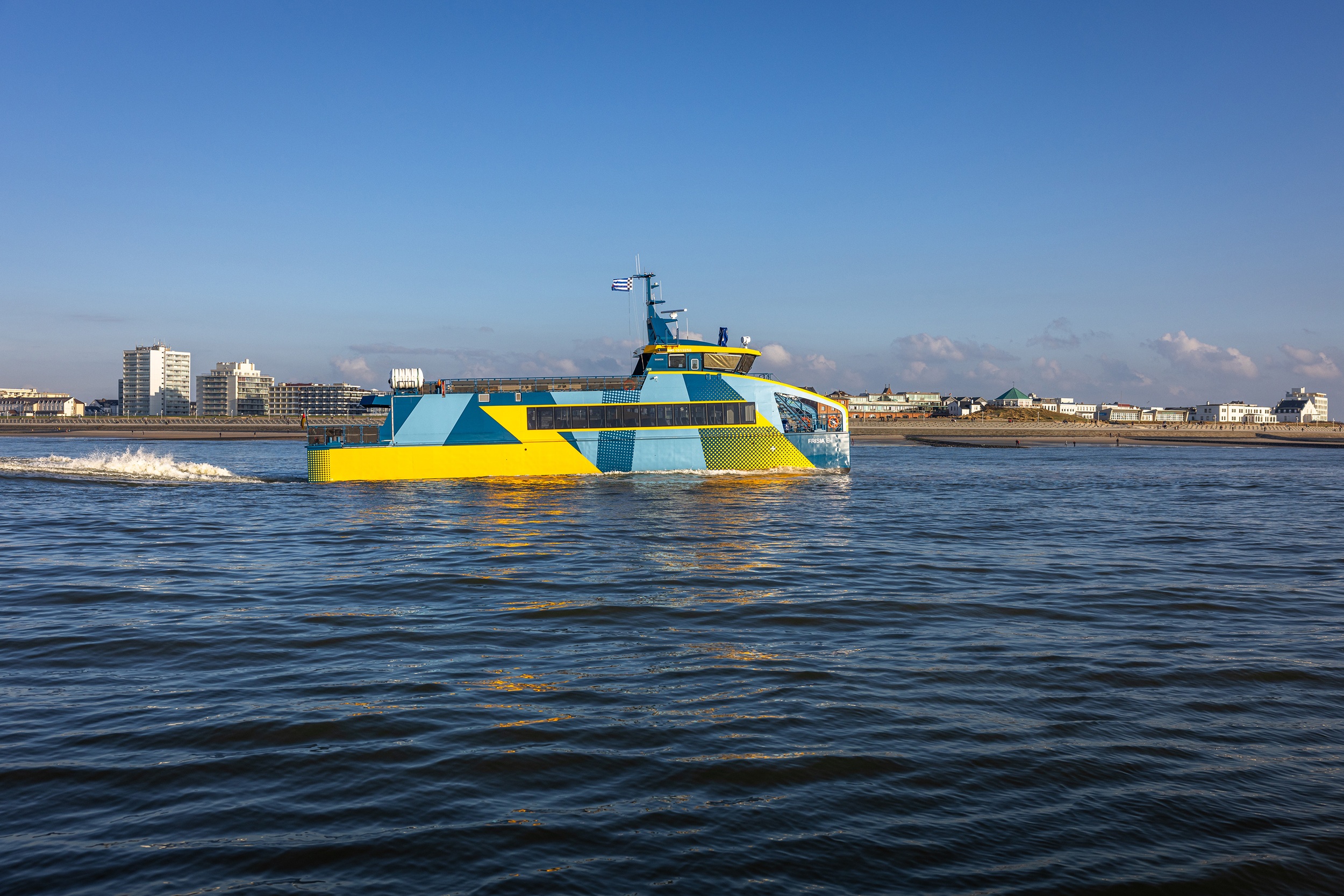 Bis zu fünfmal täglich pendelt der EKat ab dem 21. März wieder zwischen Norddeich und Norderney.