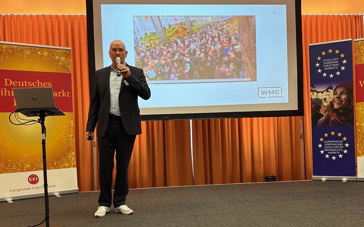 Frank Hitzschke präsentiert den Wolfsburger Weihnachtsmarkt beim Deutschen Weihnachtsmarkt Forum (© WMG Wolfsburg)