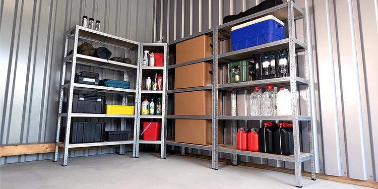 Ordnung in der Garage: shelfplaza-Schwerlastregale mit Eckregal im Einsatz. (Die Bildrechte liegen bei dem Verfasser der Mitteilung.)