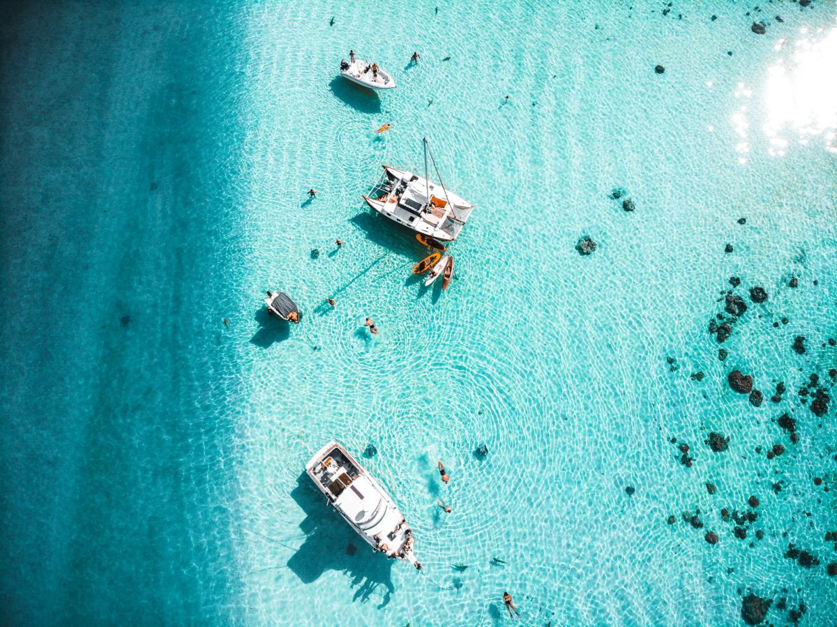 Mit Dream Yacht Charter durch die Südsee segeln (© Shutterstock)