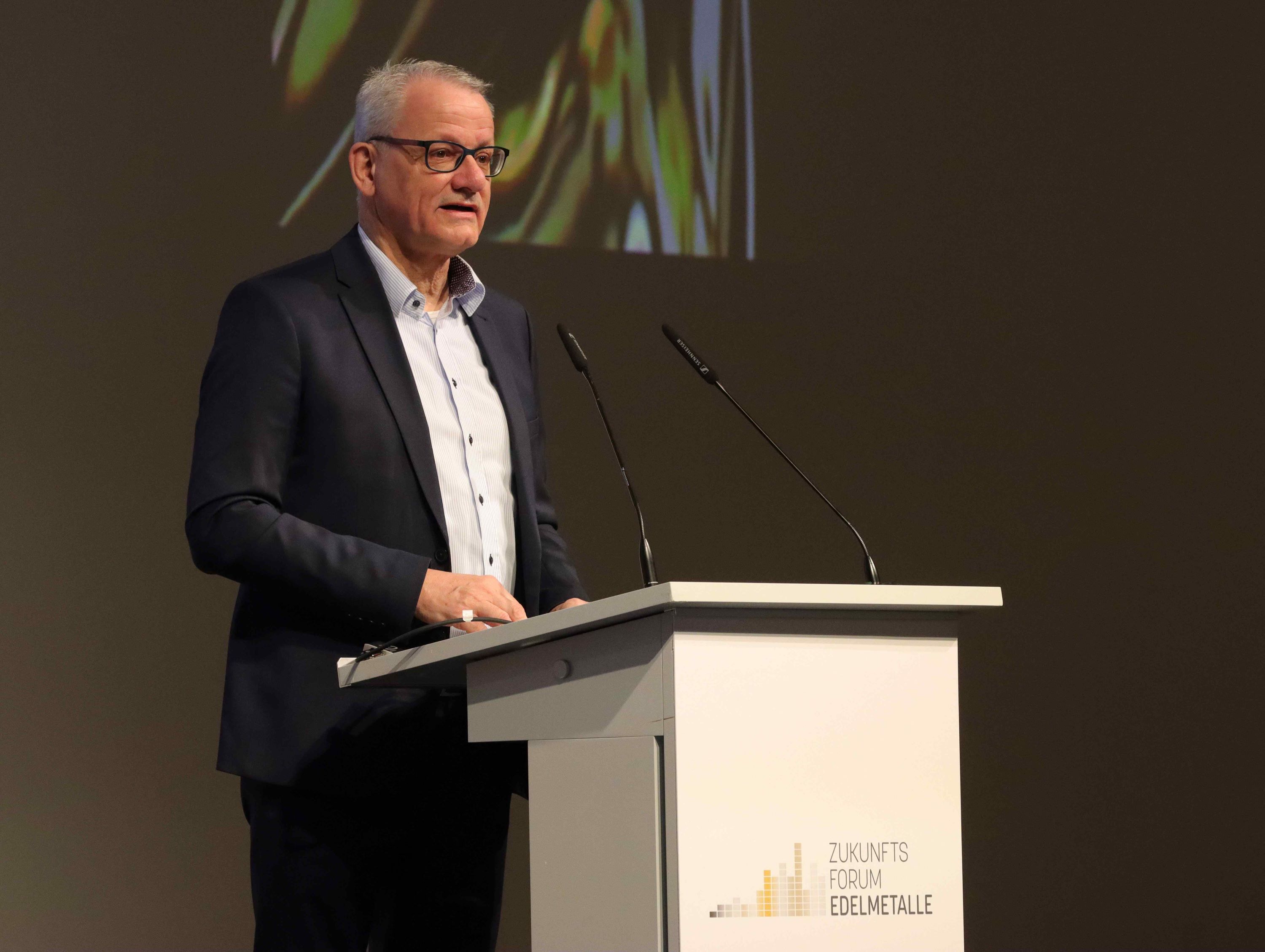 Wolfgang Wrzesniok-Roßbach, Organisator des ZukunftsForum Edelmetalle während der Eröffnung. (Bildquelle: @ZukunftsForum Edelmetalle)