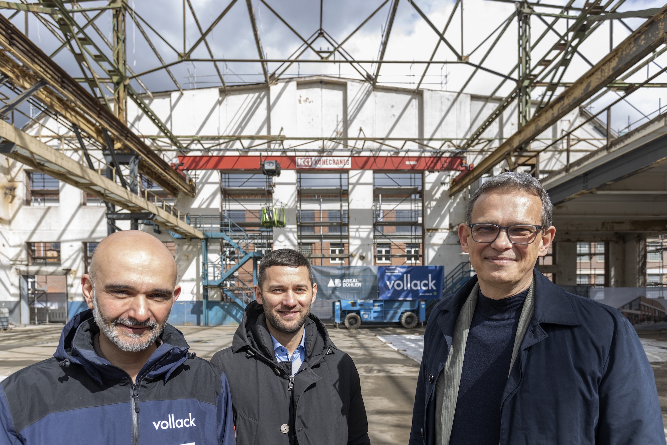 Kambiz Hajizadeh-Zaker, Sebastian Kahl und Martin Honak beim Richtfest (v. l.). (Bildquelle: Jo Schwartz)