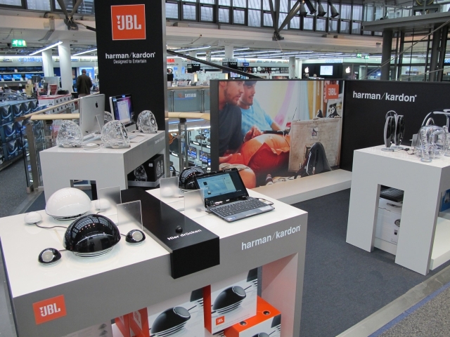Hören Sie den Unterschied - KVB Design setzt Audio-Hersteller Harman im Saturn Düsseldorf in Szene Hören Sie den Unterschied - KVB Design setzt Audio-Hersteller Harman im Saturn Düsseldorf in Szene
