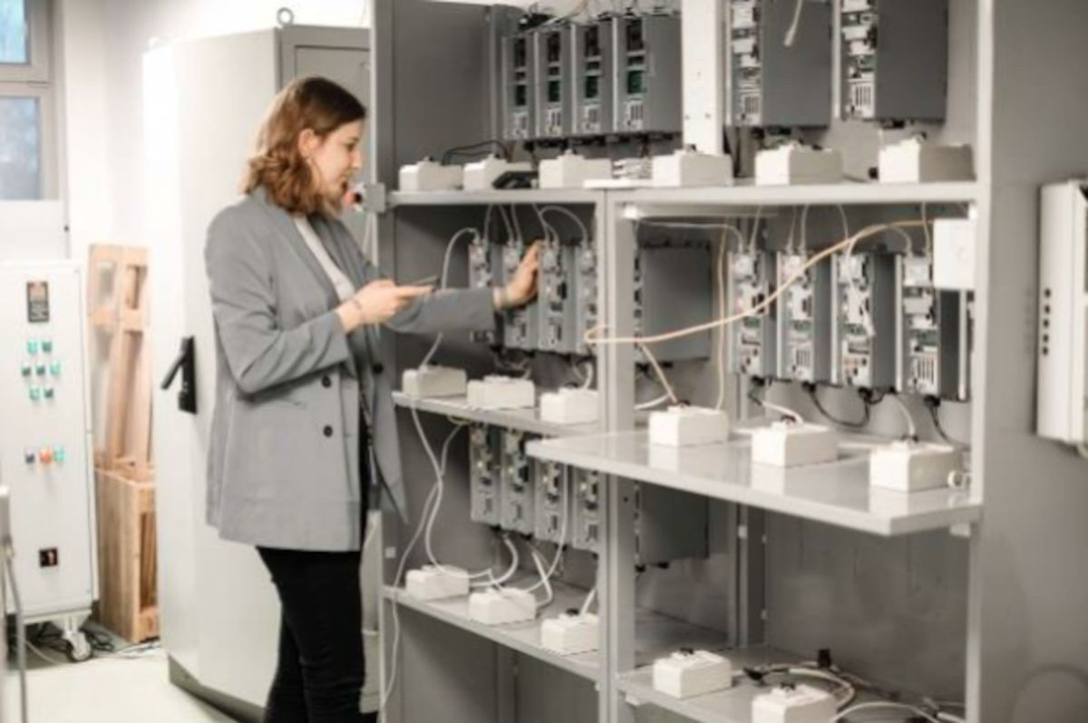 Bestehende Produkte lassen sich durch Softwareanpassungen sicher und CRA-konform weiterentwickeln. (© Proekspert)