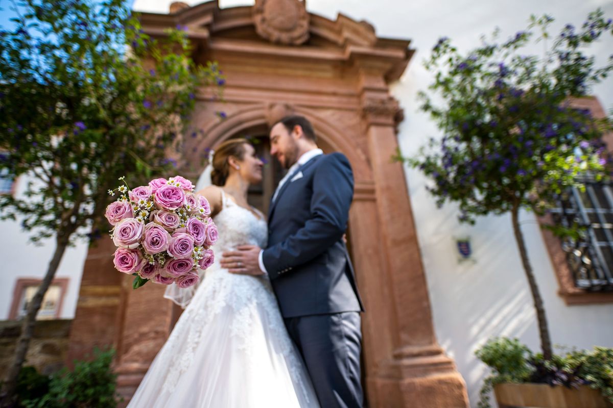 Brautpaar vor Standesamt (© Sven Moschitz)