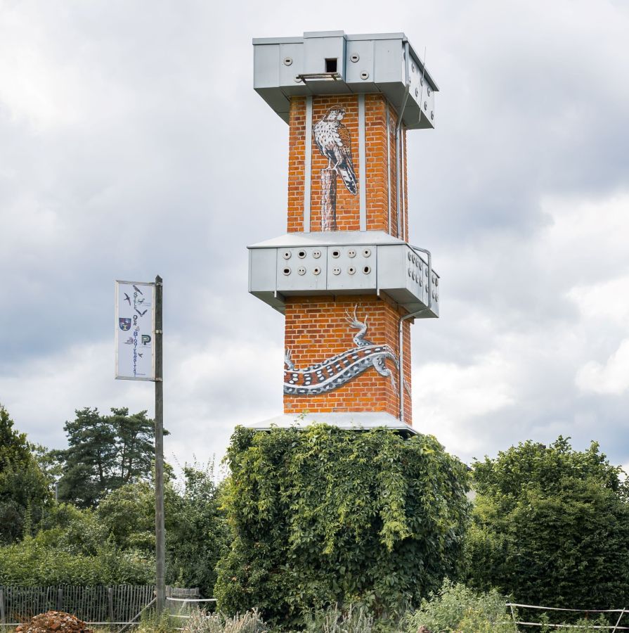 Historischer Ziegelei Kamin: Stele der Biodiversität (© Portapatet)