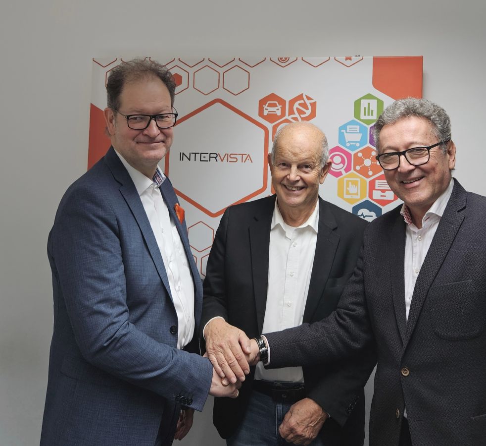 Ein Handschlag mit Zukunft! Matthias stauch begrüßt Dr. Stefanovic und Reinhard Irsigler besiegelt (© INTERVISTA AG)