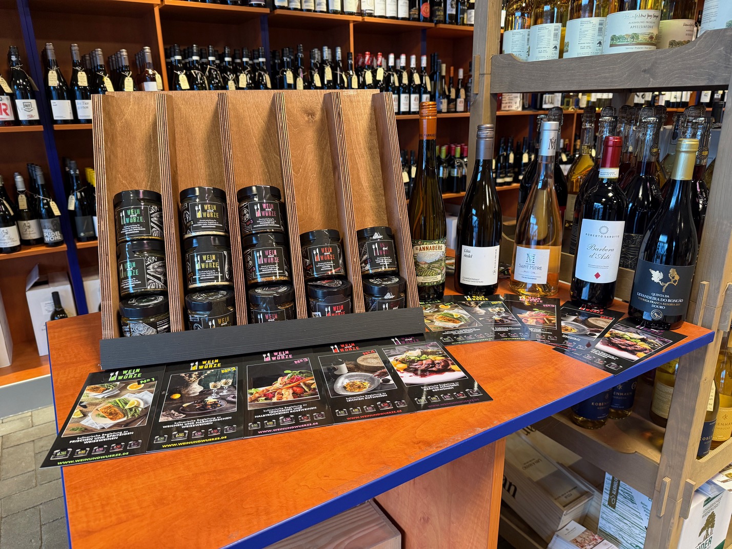 Von den Gewürzmischungen über die passenden Weine bis hin zu Flyern mit Rezeptideen präsentiert sich das 
