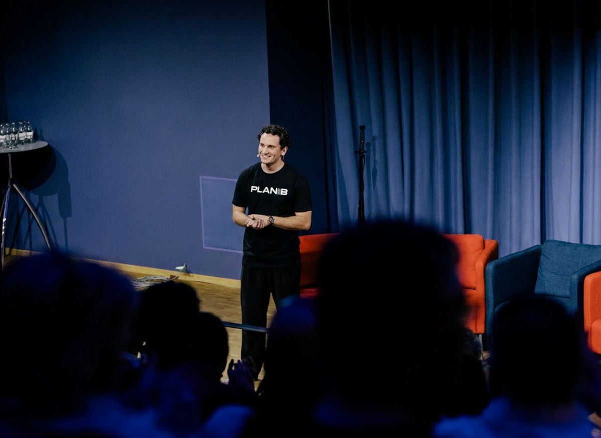 CEO und Gründer vo PLAN-B NET ZERO Bradley Mundt bei einem Vortrag (© PLAN-B NET ZERO AG)