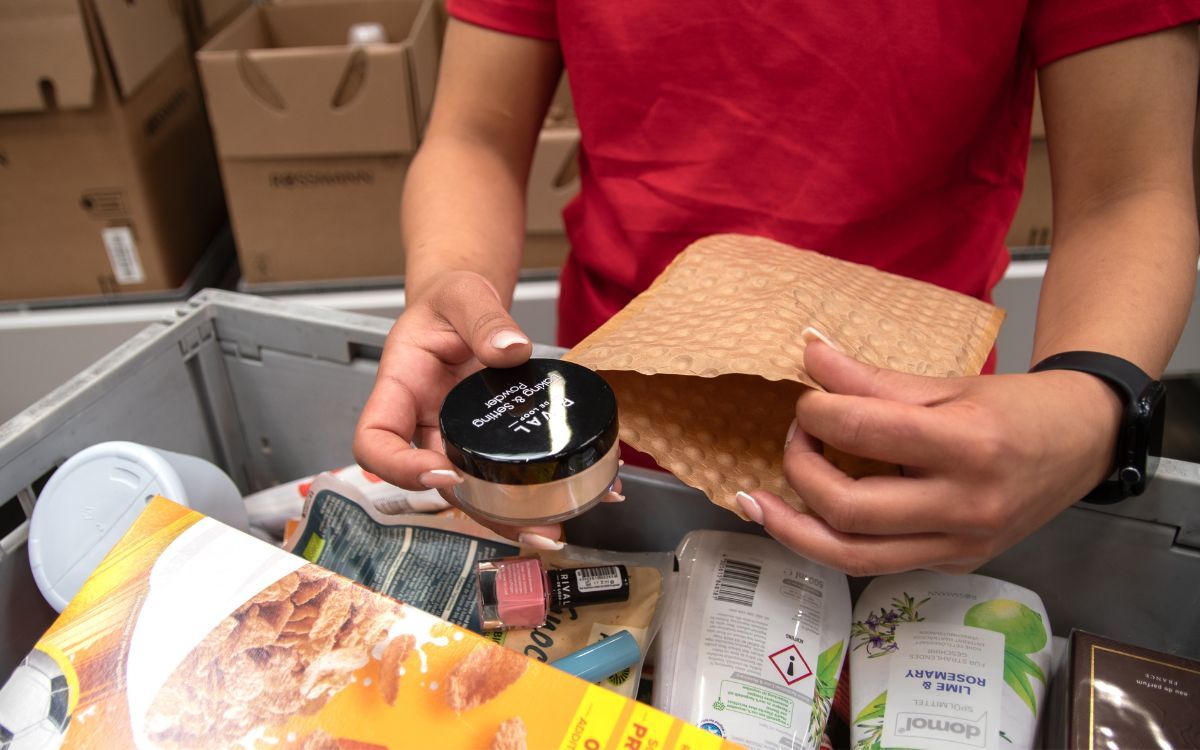 Kleinteile im Polsterbeutel aus Papier (© Papair)