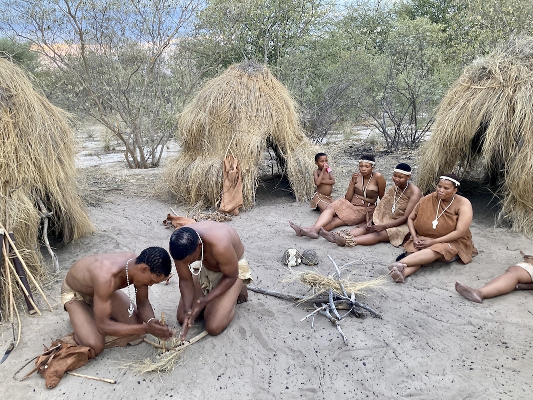 Dorf der San in der Kalahari (Die Bildrechte liegen bei dem Verfasser der Mitteilung.)