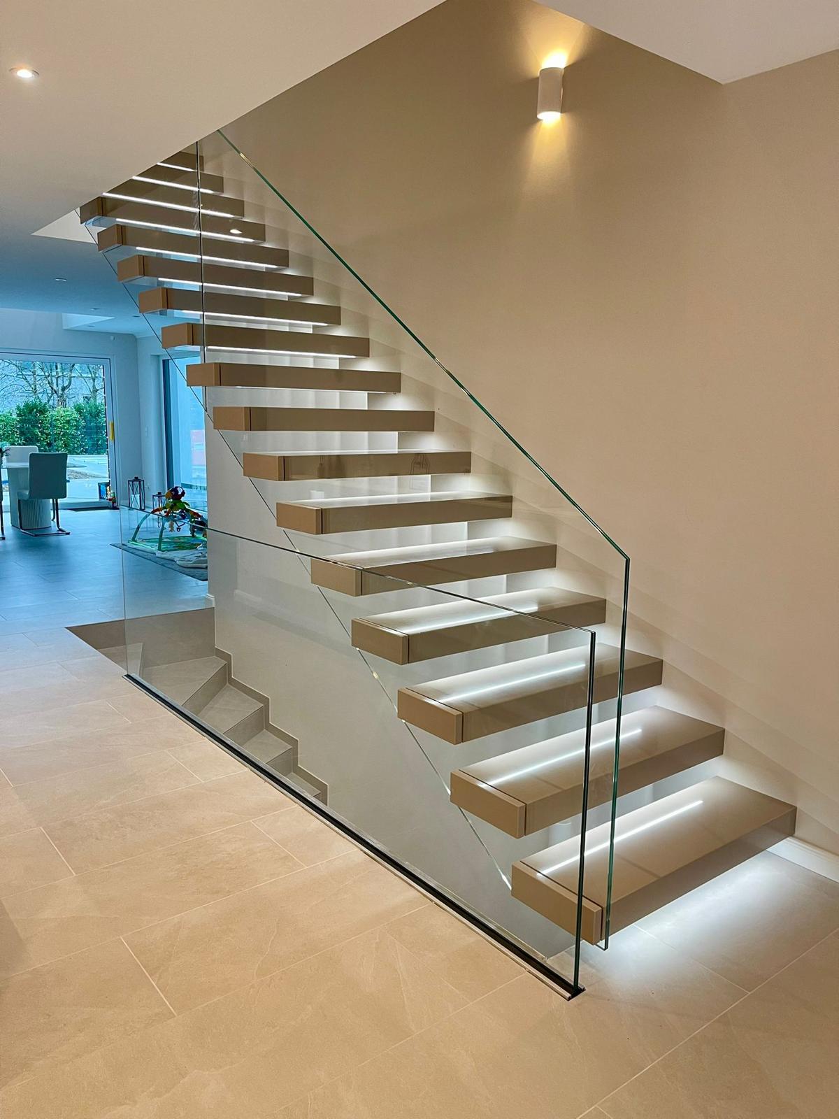 Kragarmtreppen aus Massivholz, Naturstein und Keramik - individuell geplant, mit klarer Preisstruktur ab