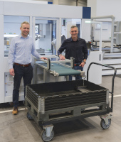 Dr. Frederick Struckmeier & Marc Unger von Blechnext vor einer automatisierten Biegezelle (nur Bsp.)