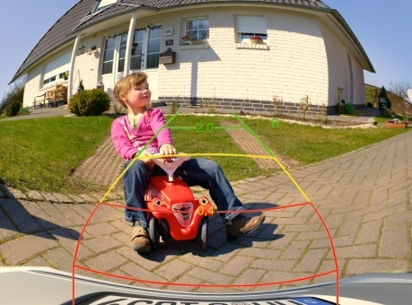 Sicheres Einparken und Rangieren im Urlaub: Video-Rückfahrsysteme bieten Rundum-Sicherheit