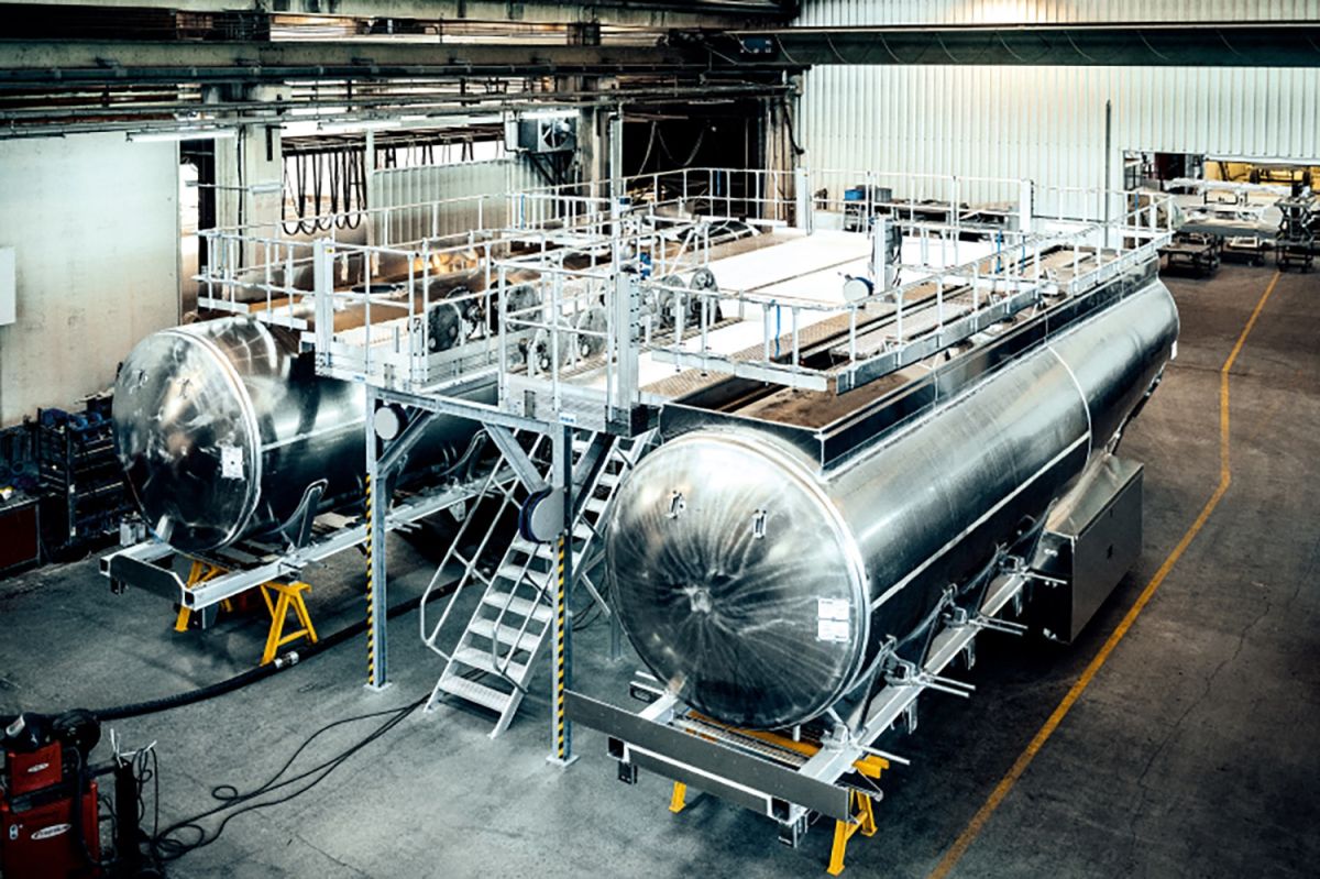 Stationäre Arbeitsbühne für Wartungs- und Montagearbeiten in der Fahrzeugproduktion  (© )