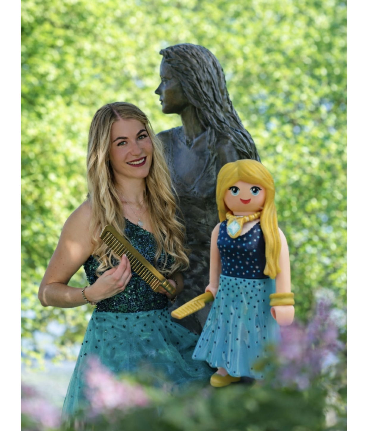 Loreley als PLAYMOBIL®: Loreley, Bronzestatus Loreley und die PLAYMOBIL®-Sonderfigur Loreley. Foto Martin Kubat / KI-bearbeitet