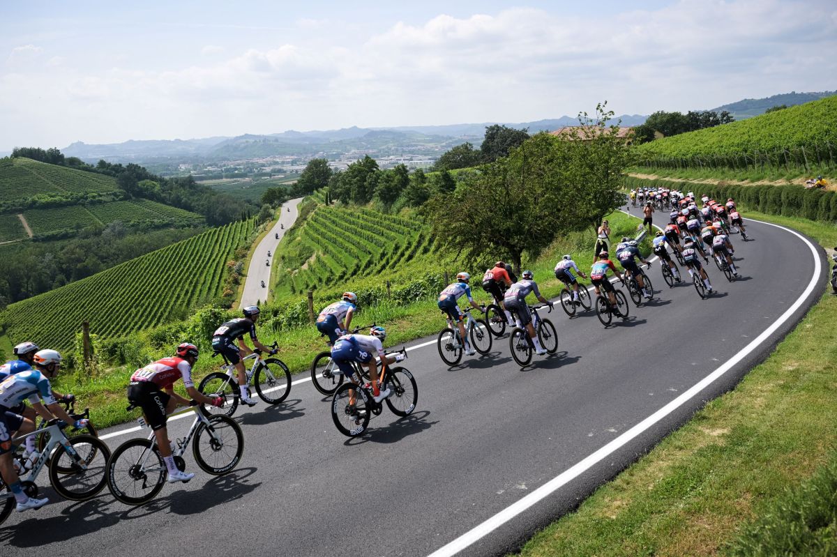 Auf dem Weg zum Mont Ventoux - Etappenziel für Radler und Weingenießer  (© A.S.O. / Charly Lopez  )