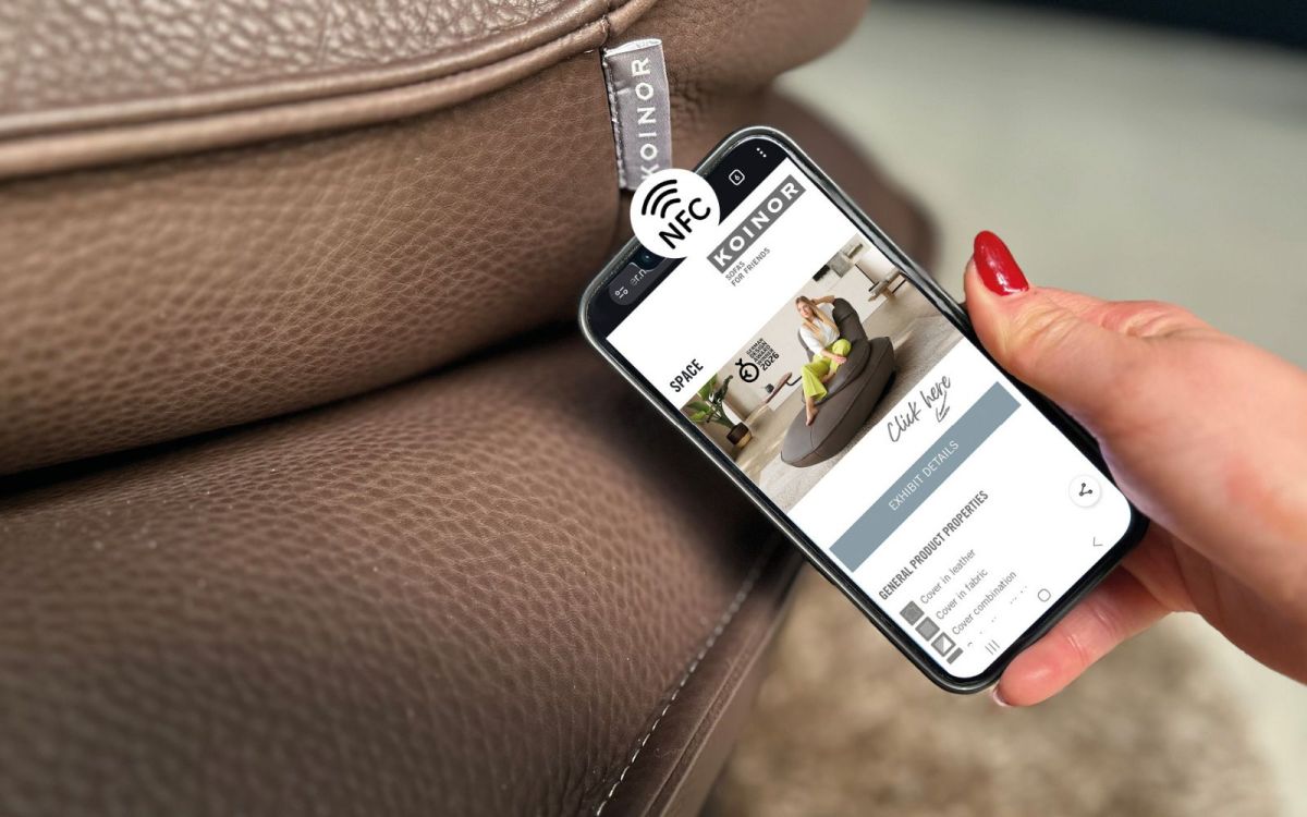 Der Digitale Produktpass verbindet produktbezogene Informationen direkt mit dem Möbelstück. (© KOINOR Polstermöbel GmbH & Co. KG)