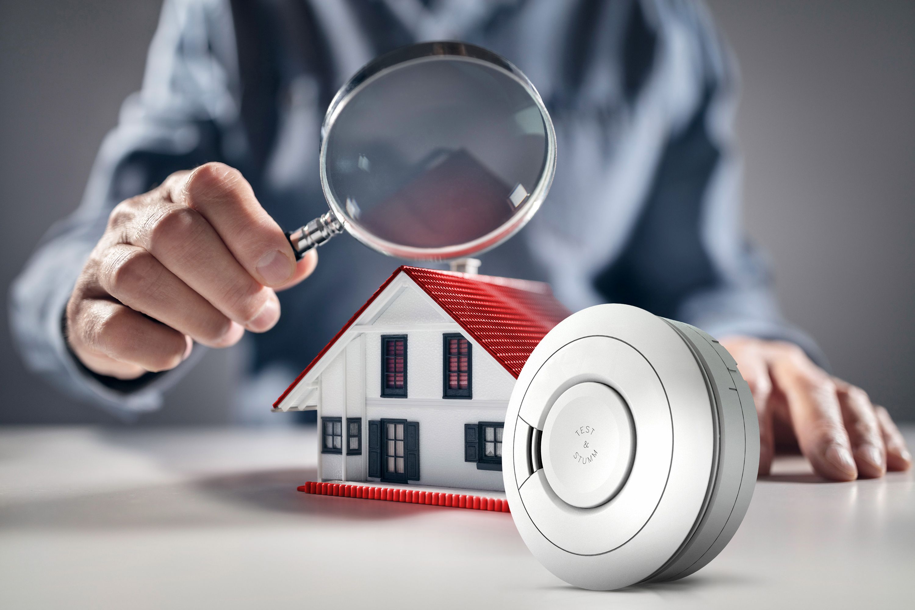 Woran erkennt man einen guten Rauchmelder, der zuverlässig im Brandfall warnt? (Bildquelle: Ei Electronics/istock/BrianAJackson)