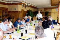 Siegfried Moßandl (Mitte), 1.Vorsitzender der Fachabteilung, eröffnet den 2. Rohstoffstammtisch.