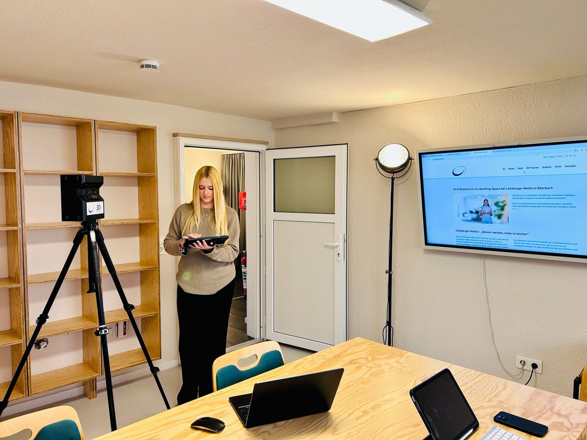 Emilia beim Bearbeiten vom virtuellen Rundgang im Co-Working-Space Eberbach.