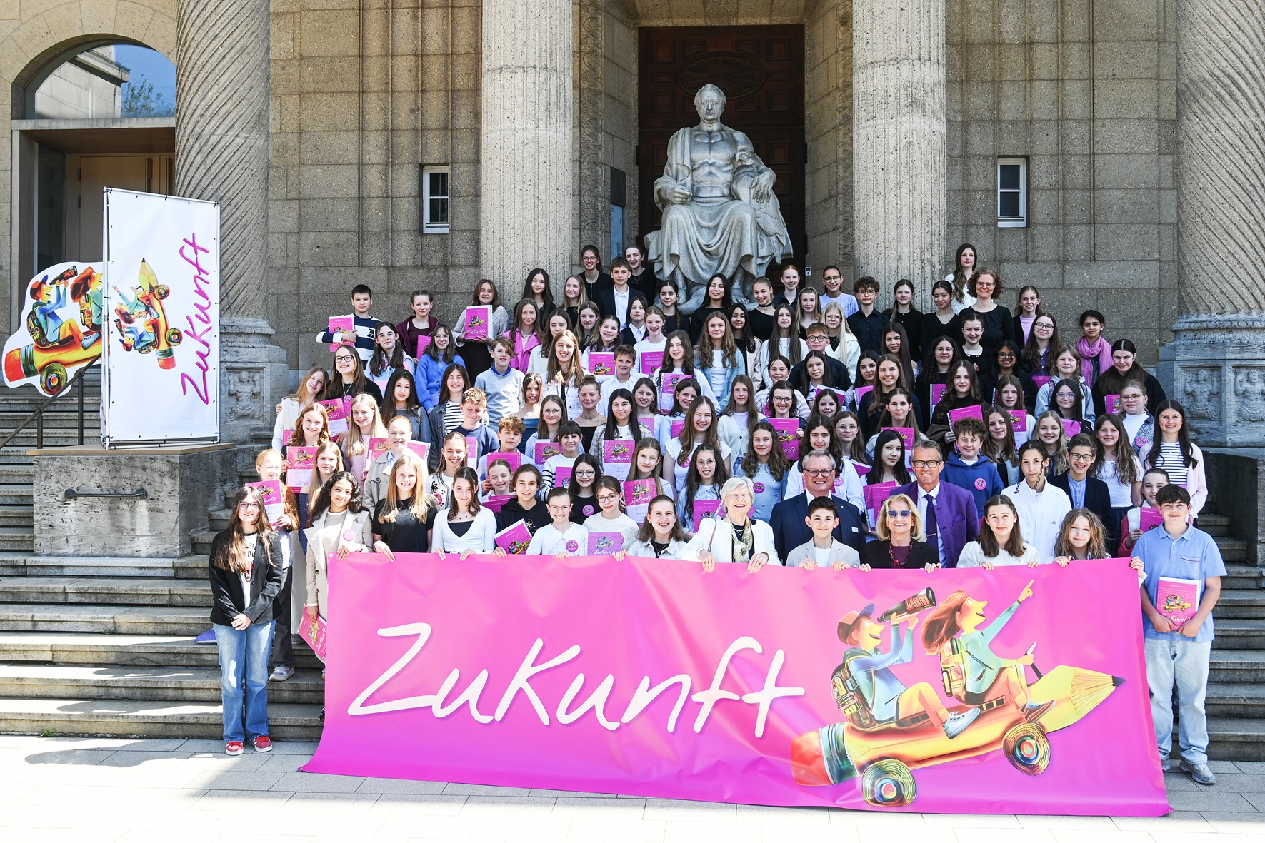 Die prämierten Schülerinnen und Schüler sowie Teilnehmerinnen und Teilnehmer der Preisverleihung. (Bildquelle: Stiftung Handschrift / Paul Müller)