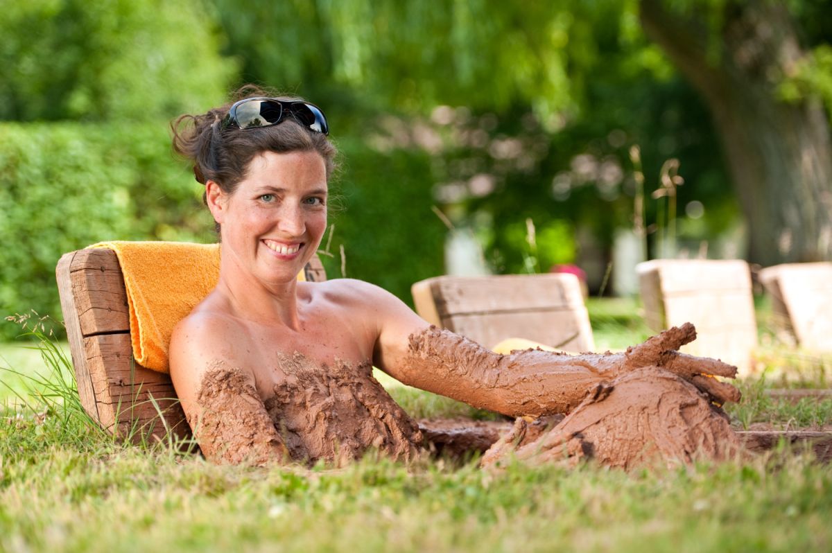 Eine Lehmkur im Menschels Vitalresort unterstützt die Entgiftung und entlastet den Stoffwechsel (Foto: Menschels Vitalresort)