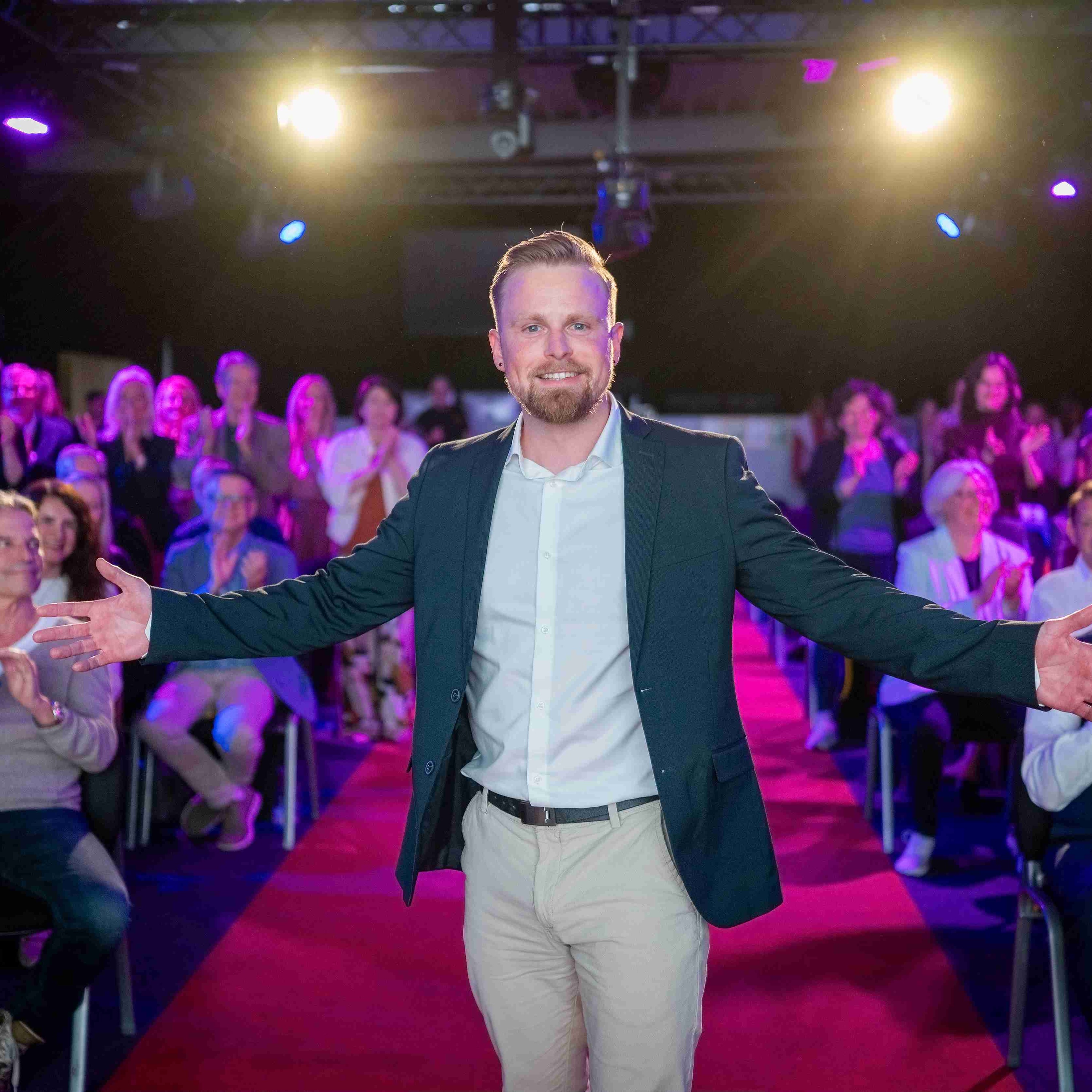 Christoph RenéKleiber beim Internationalen Speaker Slam, ausgezeichnet mit dem Excellence Award. (Die Bildrechte liegen bei dem Verfasser der Mitteilung.)