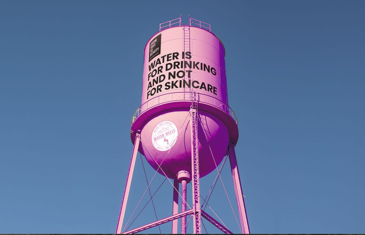 OLIVEDA bringt Wasser, das dieProduktion von Waterless Beauty einspart, nach Afrika (© OLIVEDA)